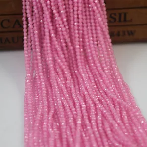 Gros plan de perles de pierres précieuses roses facettées, parfaites pour les accessoires DIY.