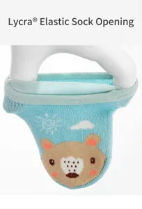 Detailweergave van babysokken met elastische boord en schattig berenmotief.