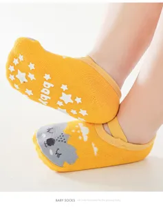 Leuke gele babysokjes met anti-slip noppen en schattig koala ontwerp voor de eerste stapjes.