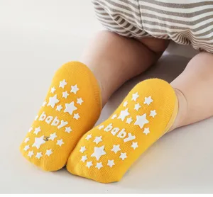Gedetailleerd overzicht van babysokken met witte sterren antislipgrip.