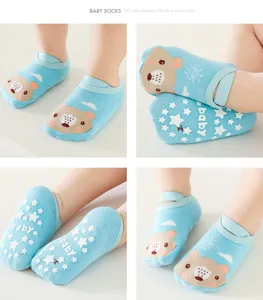 Detailopname van schattige babysokjes met lief berenmotief en anti-slip zool voor kleintjes.
