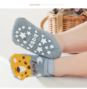 Detailopname van antislip babysokken met schattig dierengezicht en stervormige antislipzool.