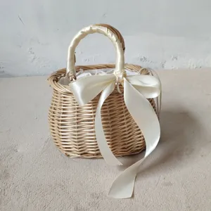 Borsa a cestino in rattan intrecciato con fiocco in nastro, borsa di paglia da spiaggia estiva