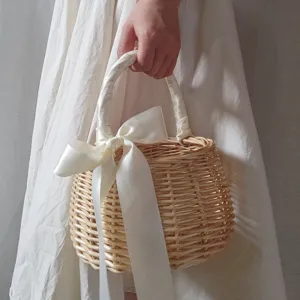 Borsa a cesto in rattan intrecciato con fiocco in nastro di satin bianco, borsa estiva chic.
