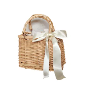 Borsa a mano in vimini intrecciato con elegante fiocco bianco, ideale per l'estate.