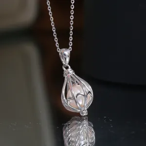 Vue détaillée d'un pendentif perle cage creuse en argent sterling S925, bijou DIY élégant.