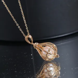 Gros plan detail de pendentif perle lanterne creuse en argent brillant accessoire.
