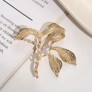 Vintage gouden metaal blad broche met parels elegante mode accessoire voor vrouwen sjaal
