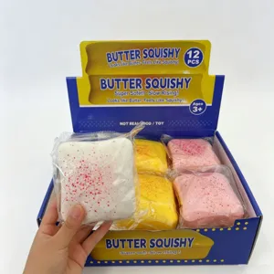 Primo piano del giocattolo squishy burro a lento rilascio con consistenza morbida.