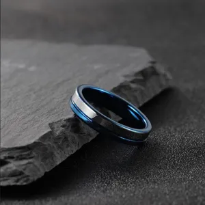 Detailaufnahme eines blauen Wolframkarbidrings mit polierter silberner Mitte und glattem Design.