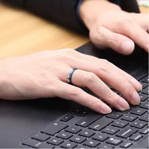 Nahaufnahme des schmalen Wolframstahlrings mit elegantem Design und praktischer Rille.