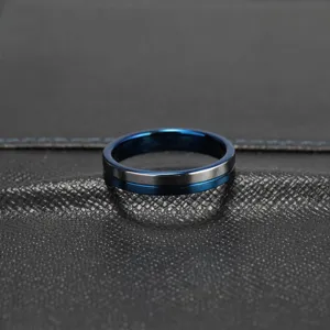 Detailansicht des schmalen Damen-Wolframstahlrings mit schickem Mittelkanal und blauem Akzent.