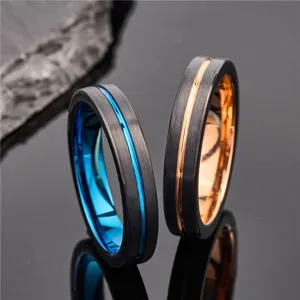 Anello in acciaio al tungsteno spazzolato nero con scanalature blu e oro rosa, dettaglio fede nuziale.