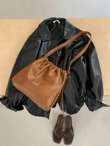 Casual pleated cloud shoulder bag detailed view, versatile brown commuting messenger bag.