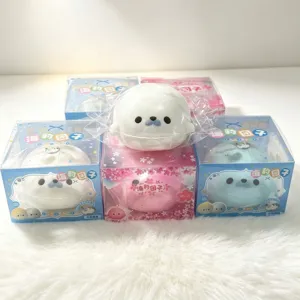 Vista de cerca detallada de lindos juguetes squishy de foca de rebote lento en caja de regalo.