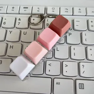 Portachiavi clicker per tastiera meccanica, gadget antistress a 4 tasti in primo piano.