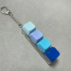 Primo piano di un portachiavi con interruttore per tastiera meccanica a 4 tasti con tasti blu.