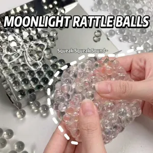 Vue détaillée du jouet balle anti-stress transparente, perles claires pour un plaisir sensoriel.