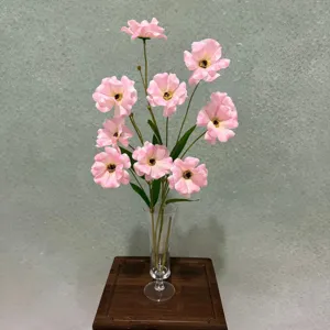 Bouquet di fiori di ranuncolo rosa artificiale in vaso di vetro trasparente per casa