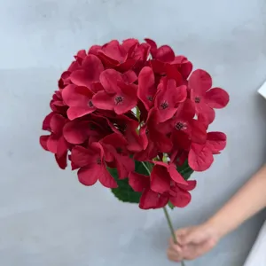 Rote künstliche Hortensie Blumenstiel Detailaufnahme für Hochzeitsdekoration und Gestecke.