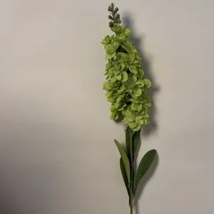 Vista dettagliata del ramo di fiori artificiali, perfetto per matrimoni e decorazioni.
