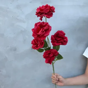 Künstlicher roter Rosen Blumenstrauß für Hochzeit Party und Heimdekoration Detailansicht