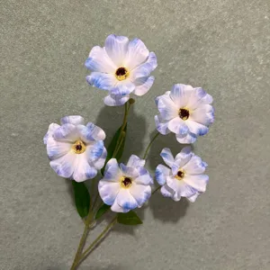 Dettagli in primo piano del fiore di ranuncolo farfalla artificiale a 5 teste per arredamento.