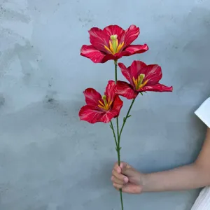 Rote künstliche Blumen Detailansicht mit lebendigen Blüten und grünem Stiel für Dekoration.