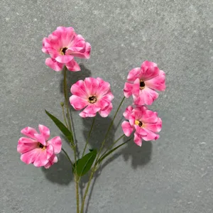 Primo piano dettagliato del bouquet di fiori artificiali ranuncoli rosa a 5 teste.