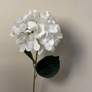 Stelo di fiore di ortensia bianca artificiale per decorazioni domestiche e vetrine.