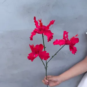 Roter künstlicher Blumenstiel mit drei Blüten, ideal für Heim- und Hochzeitsdekoration.