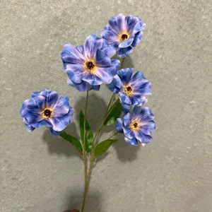 Fiore artificiale ranuncolo farfalla a 5 teste per decorazioni di nozze nordiche e oggetti di scena.