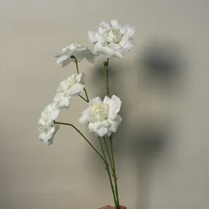 Primo piano di fiori artificiali bianchi, perfetti per bouquet da sposa e decorazioni.
