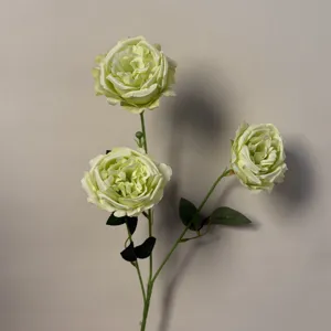 Vista dettagliata di un ramo di rose verdi artificiali, ideale per composizioni floreali.