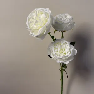 Vista ravvicinata di un ramo di rose artificiali bianche con petali realistici e foglie verdi.