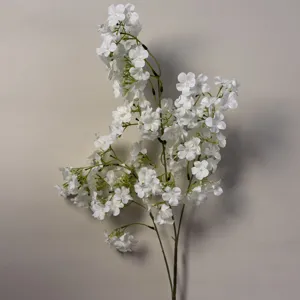 Vista dettagliata di ramo di fiore artificiale bianco, decorazione per matrimonio e vetrina.