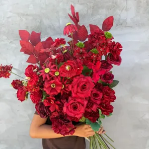 Detailansicht eines großen künstlichen Seidenblumenstraußes in Rot mit gemischten Rosen.