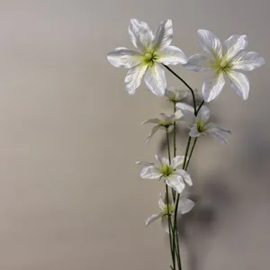 Vista ravvicinata di steli di fiori bianchi finti, elegante decorazione floreale.