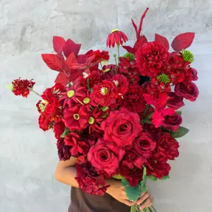 Detailansicht künstlicher roter Rosen Blumenstrauß, elegante Hochzeitsdeko Arrangement.