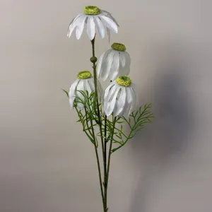 Primo piano dettagliato di fiori artificiali bianchi pendenti con foglie verdi e steli.