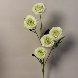 Primo piano sui dettagli del ramo di rose artificiali verdi con più fiori per decorazione.