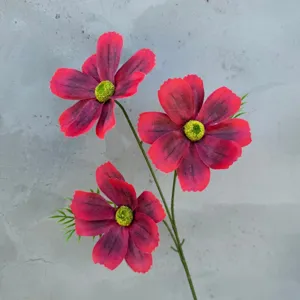 Nahaufnahme eines künstlichen Kosmos-Blumenzweigs mit roten Blütenblättern für die Dekoration.