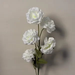 Vista di dettaglio in primo piano di rami di rose artificiali bianche, decoro in seta.