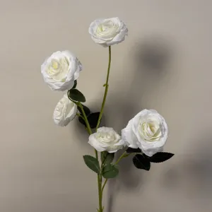 Vista dettagliata di uno stelo di rosa bianca artificiale con petali e foglie realistici.