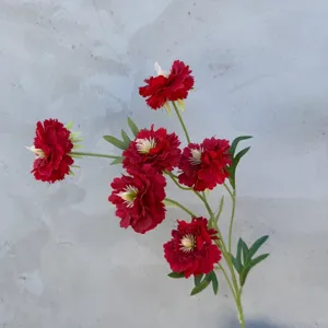 Künstliche rote Blumen Detailaufnahme, perfekt für Hochzeitsdekoration und Blumenkunst.