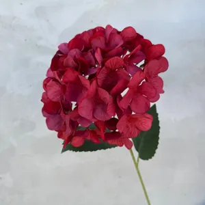 Rote künstliche Hortensienblüte Detailaufnahme, perfekt für Hochzeitsblumendekoration.