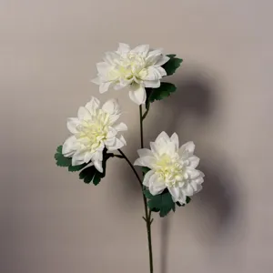 Primo piano dettagliato di un ramo di dahlie bianche artificiali con tre fiori e foglie.