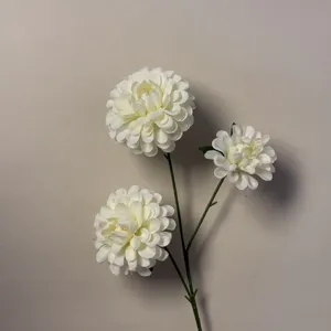 Dettaglio fiore di dahlia artificiale, ramo floreale in seta bianca per decorazioni d'interni.