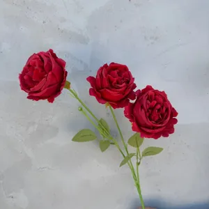 Nahaufnahme von künstlichen roten Rosen Seidenblumen Stielen für Hochzeitsdeko Blumenarrangements.