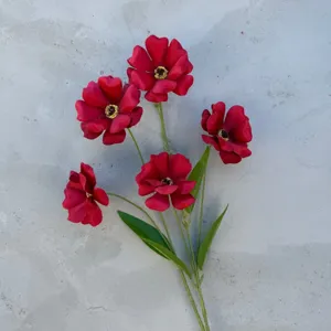 Detailaufnahme künstlicher roter Seidenblumen für Hochzeitsdekorationen und Blumenarrangements.